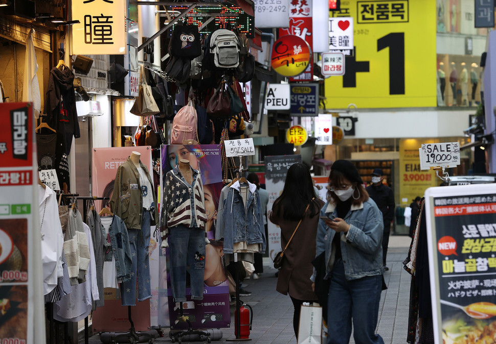The streets of Seoul’s Myeongdong shopping district remain relatively empty on Mar. 27. (Yonhap News)