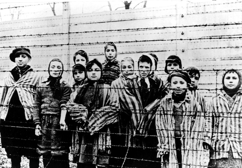 1945년 1월 아우슈비츠 수용소에 갇혔던 아이들이 해방된 뒤 찍은 사진. 연합뉴스