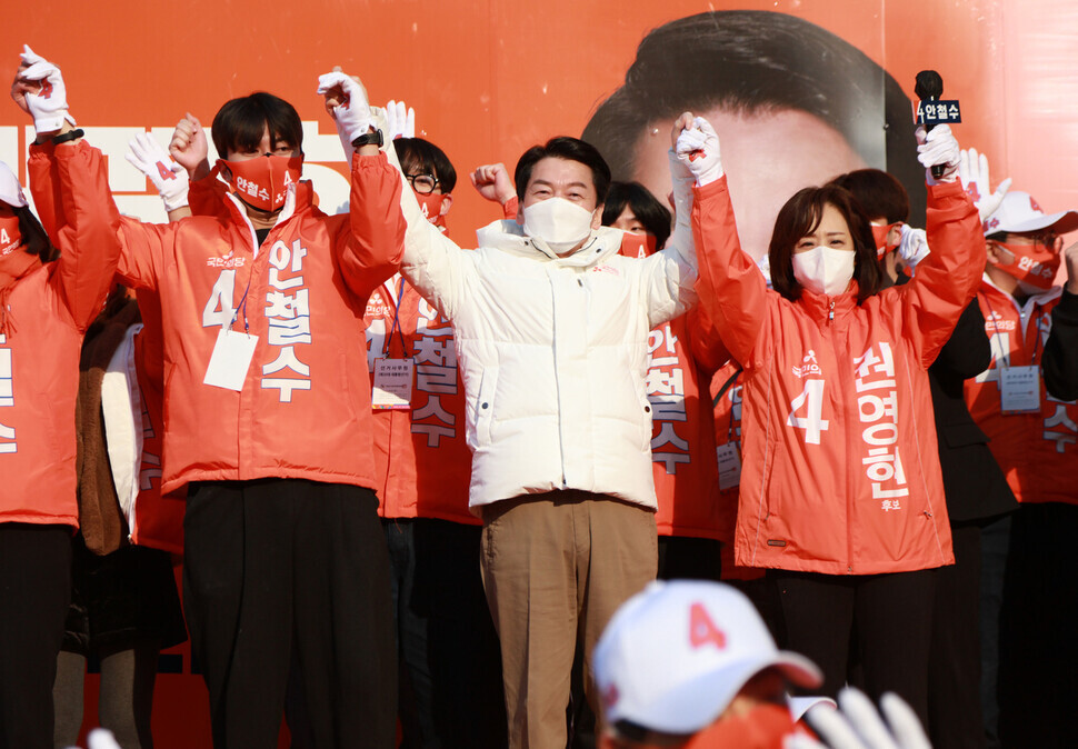 Ahn Cheol-soo of the People’s Party joins hands with staffers at his first official campaign stop on Tuesday morning.