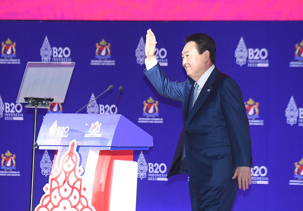 President Yoon Suk-yeol waves to the crowd ahead of delivering his keynote address at the B-20 summit in Bali, Indonesia, on Nov. 14. (presidential office pool photo)