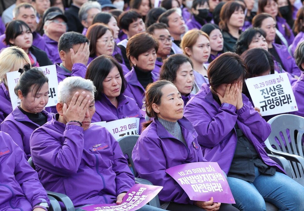 Participants in a public memorial rally for victims of the Itaewon crowd crush at Seoul Plaza on Oct. 29 listen as Lee Jeong-min, the president of the 10.29 Itaewon Distater Bereaved Families association, speaks. (Kim Bong-kyu/The Hankyoreh)