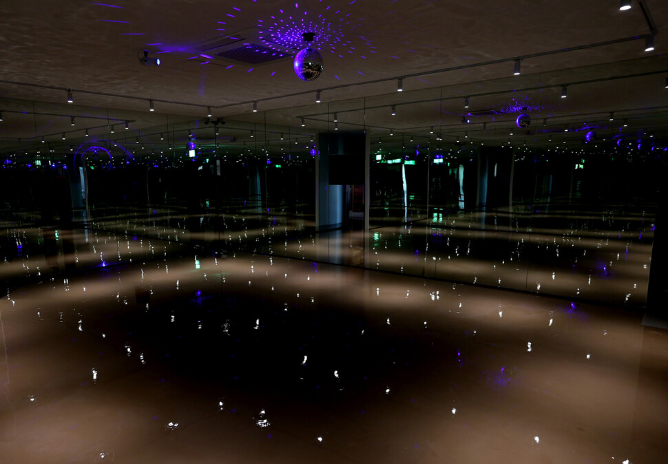 `매향리평화기념관' 안 옛 미군이 사용했던 건물 내부 모습. 다용도실 및 사교클럽으로 벽면에 거울이 설치된 댄스홀 모습.