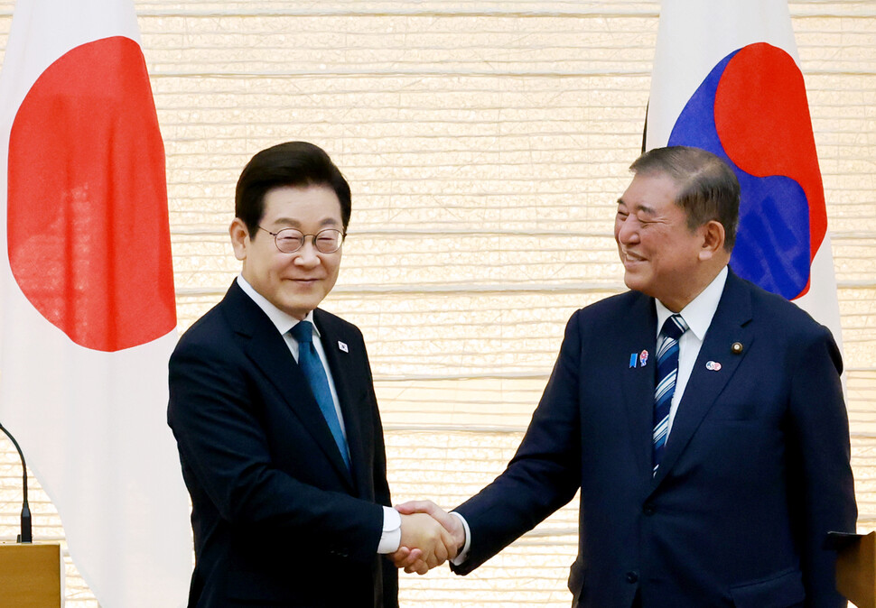 이재명 대통령과 이시바 시게루 일본 총리가 2025년 8월23일 일본 도쿄 총리 관저에서 열린 한·일 정상 공동 언론 발표를 마친 뒤 악수하고 있다. 연합뉴스