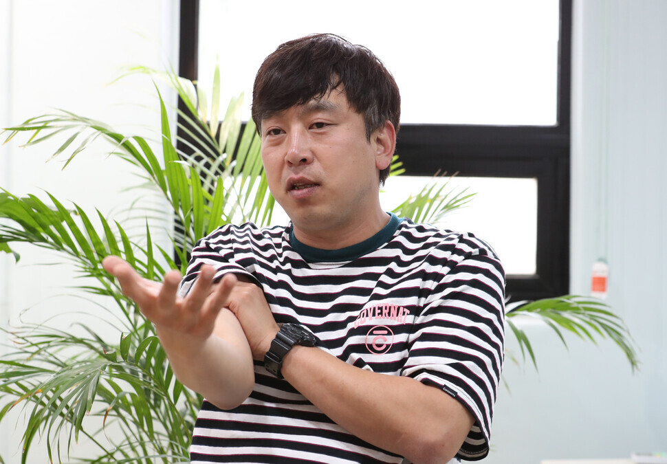 Hankyoreh staff reporter Kim Wan, who is featured in the documentary “Cyber Hell” (Kang Chang-kwang/The Hankyoreh)