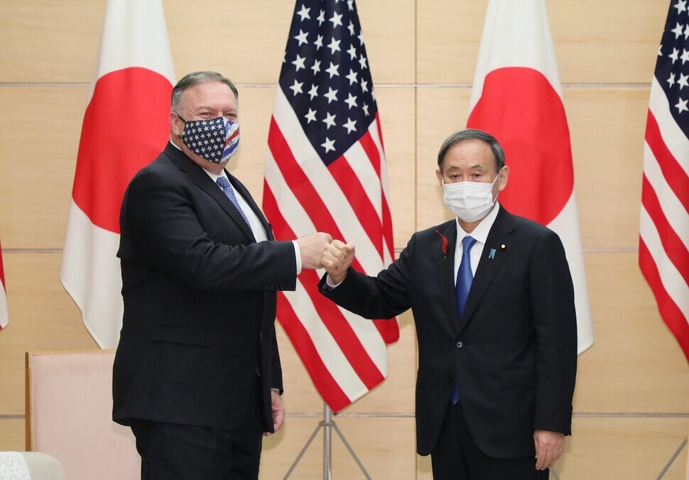 US Secretary of State Mike Pompeo and Japanese Prime Minister Yoshihide Suga shake hands in Tokyo on Oct. 6. (provided by the Office of the Prime Minister of Japan)