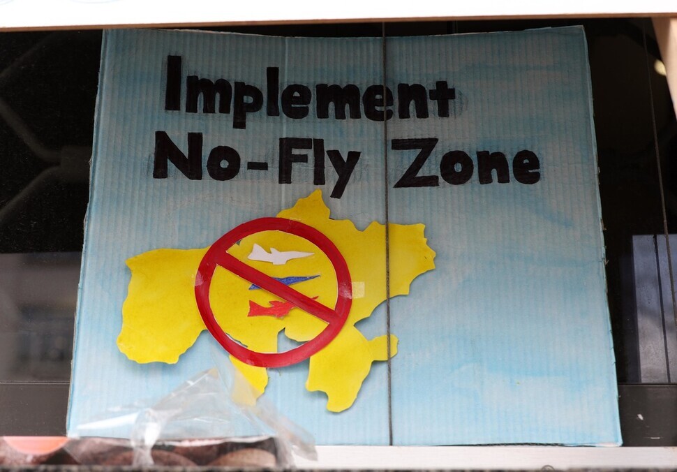 A sign outside the Ukrainian Embassy in Warsaw, Poland, on March 17 calls for a “no-fly zone.” (Kim Hye-yun/The Hankyoreh)