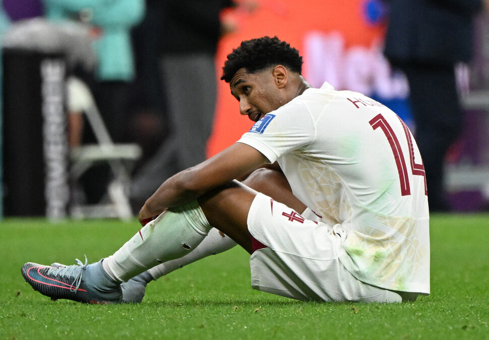 카타르 호맘 아흐메드가 30일(한국시각) 카타르 알코르의 알바이트 스타디움에서 열린 2022 카타르월드컵 조별리그 A조 3차전에서 네덜란드에 패한 뒤 그라운드 위에 주저앉아 있다. 알코르/로이터 연합뉴스
