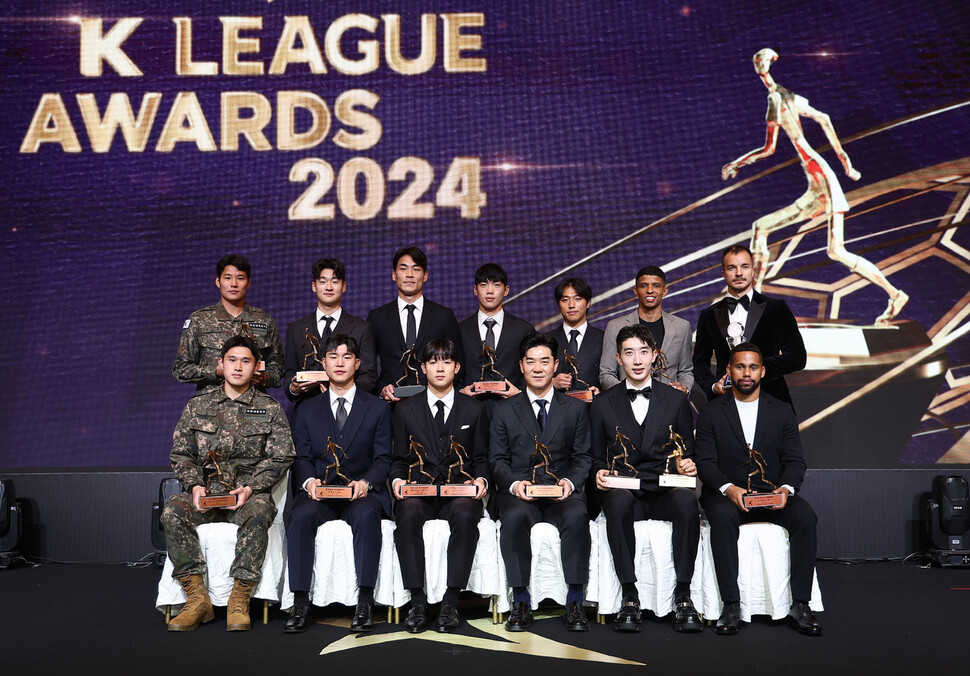 29일 서울 서대문구 스위스그랜드호텔에서 열린 K리그 2024 대상 시상식에서 K리그1 최우수선수상(MVP)을 받은 울산HD 조현우, 영플레이어상을 차지한 강원FC 양민혁, 감독상을 수상한 강원FC 윤정환 감독을 비롯한 수상 선수들이 기념촬영을 하고 있다. 연합뉴스
