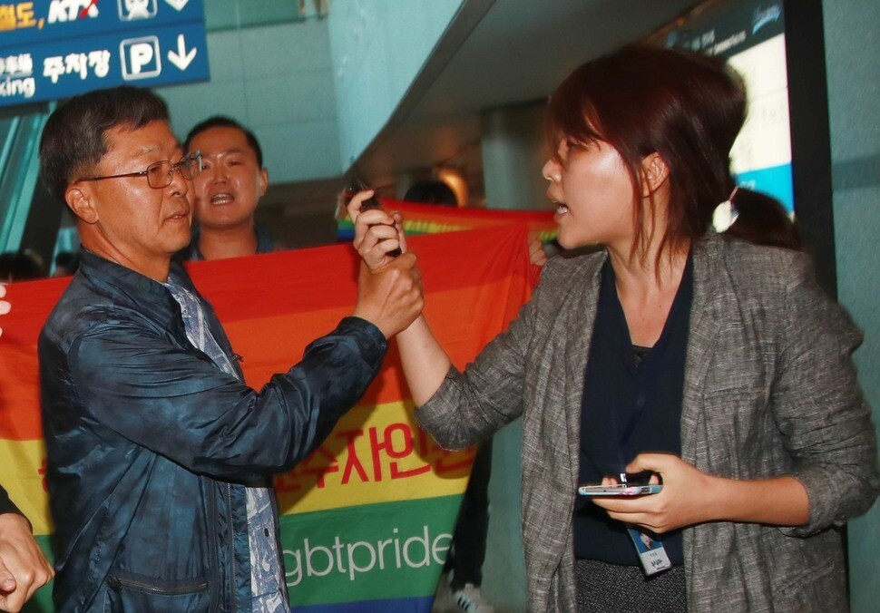 South Korean Army Chief of Staff General Jang Jun-kyu grabs the arm of a Newstapa reporter who asked him a question about the criminalization of homosexual soldiers