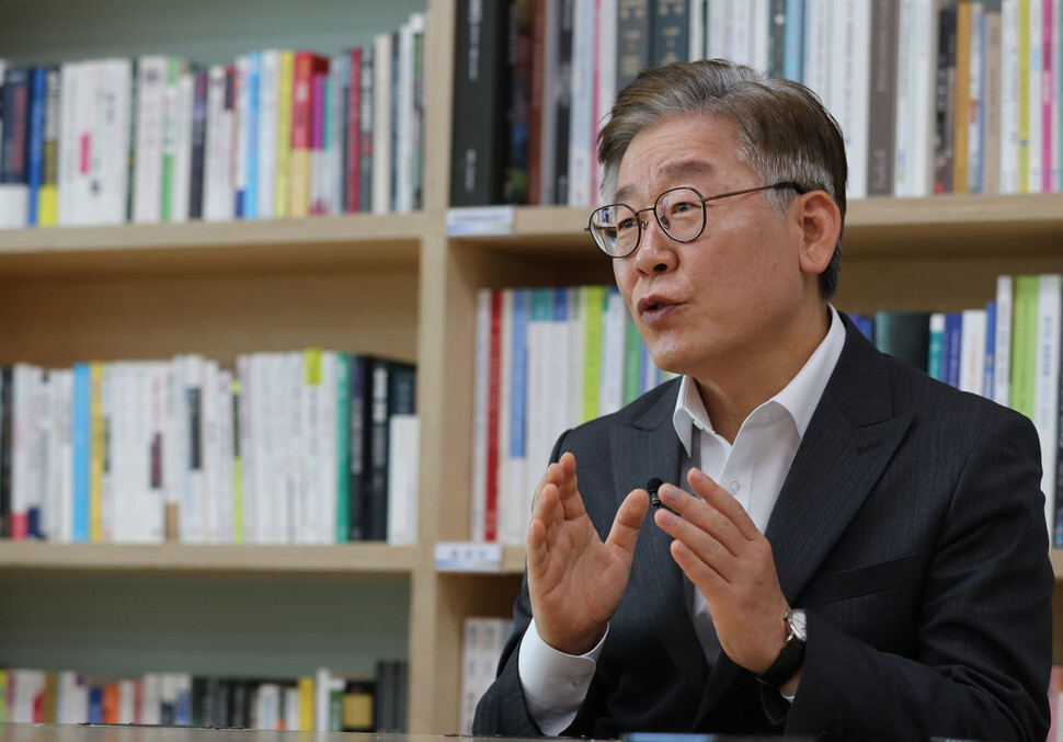Gyeonggi Province Gov. Lee Jae-myung talks of the need to provide basic disaster allowances to all residents in the lower 70% of income brackets during an interview with the Hankyoreh on Apr. 22. (Lee Jong-keun, staff photographer)