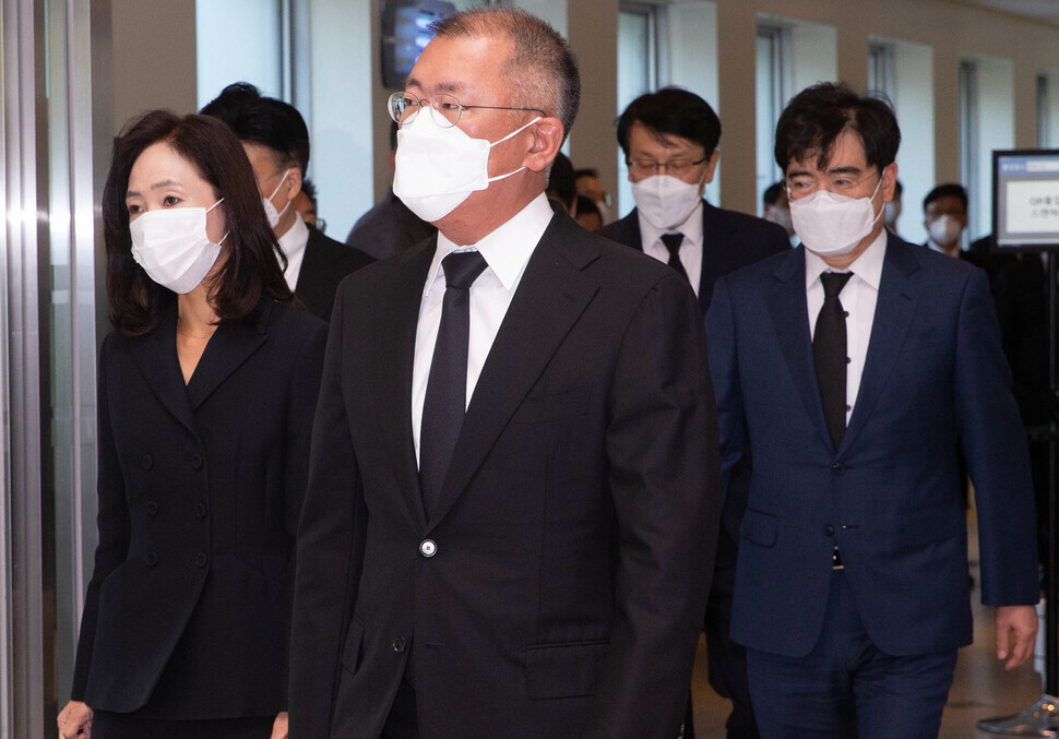 Hyundai Motor Group Chairman Chung Eui-sun (second left) exits the funeral parlor of Samsung Medical Center in Seoul after paying respects to late Samsung Electronics Chairman Lee Kun-hee on Oct. 26. (photo pool)