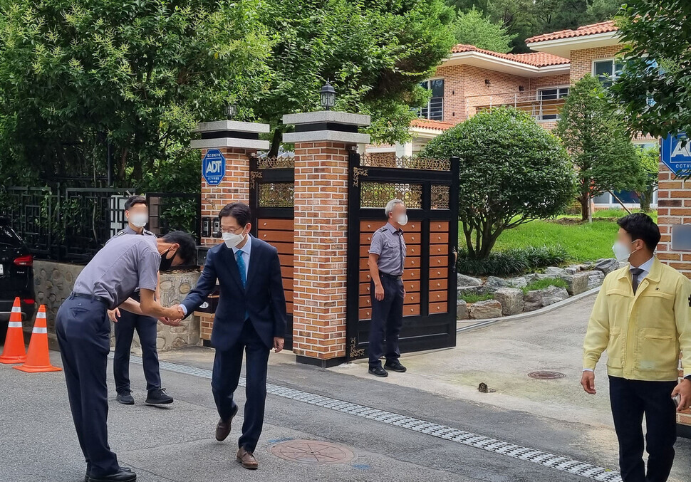 South Gyeongsang Gov. Kim Kyoung-soo leaves his residence in Changwon, South Gyeongsang Province, on Wednesday. (Yonhap News)