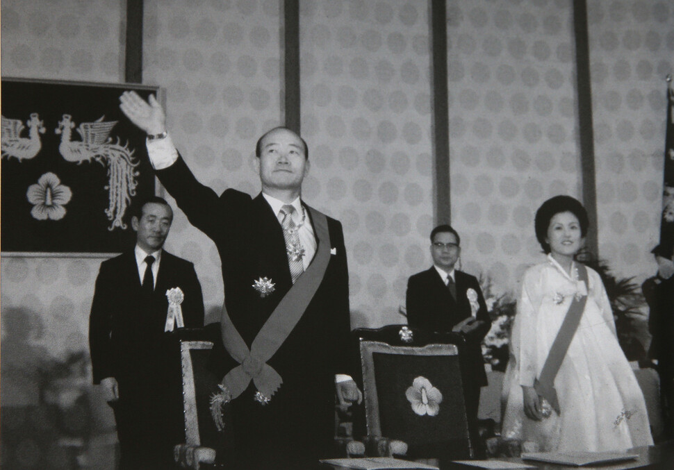 12·12로 권력을 찬탈한 전두환이 9개월 만인 1980년 9월1일 제11대 대통령으로 취임하고 있다. 대한민국정부기록사진집