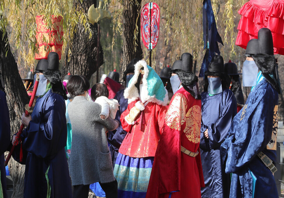 The procession stops in front of Gyeonghoeru Pavilion to pose for pictures. (Shin So-young/The Hankyoreh)