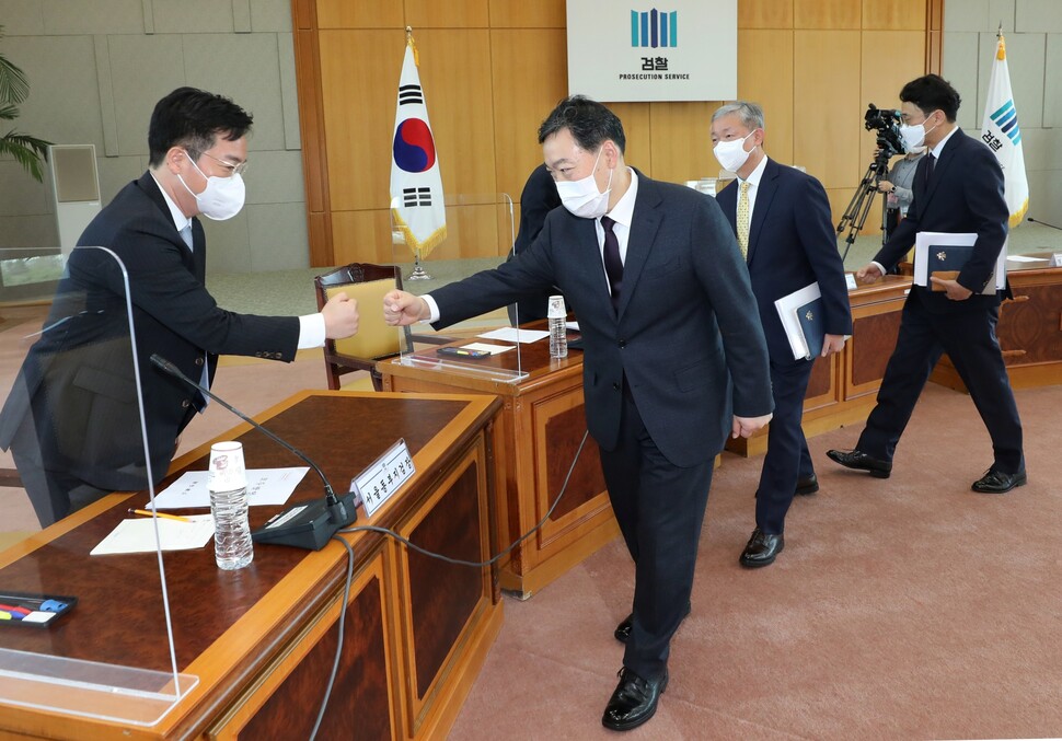 김오수 검찰총장(오른쪽 사진 앞줄 오른쪽)이 4월11일 오전 서울 서초구 대검찰청에서 열린 전국검사장회의에 들어서며 참석자들과 주먹인사를 하고 있다. 공동취재사진