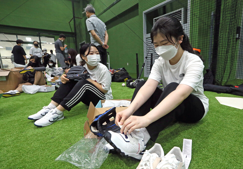 ‘공치소서’에서 여학생들이 지급받은 야구화를 신고 있다. 이정용 선임기자 lee312@hani.co.kr