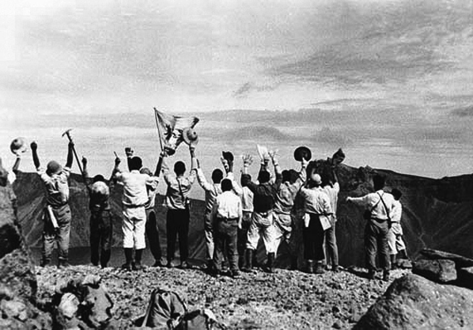 1943년 7~8월 조선총독부 체육진흥위원회가 주최한 제2차 백두산 등행에 참여한 등행단 일부(양정반). 한길사 제공