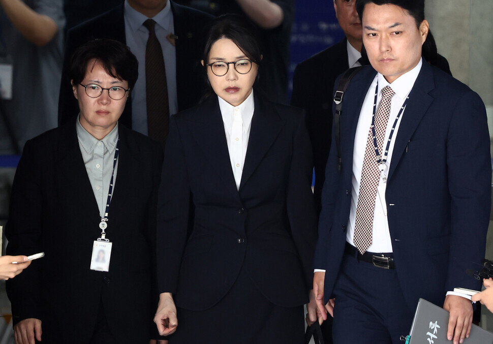 윤석열의 부인 김건희씨가 2025년 8월12일 구속 전 피의자 심문(영장실질심사)을 마친 뒤 서울 서초구 서울중앙지법을 나서고 있다. 사진공동취재단