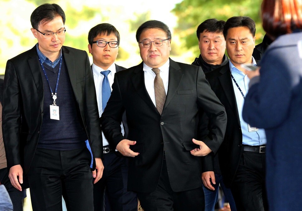Former Blue House Senior Secretary to the President for Policy Cooperation Ahn Jong-beom enters Seoul Central District Prosecutors’ Office for questioning on Nov. 2. Ahn was arrested due to concerns that he might seek to destroy evidence. (by Park Jong-shik