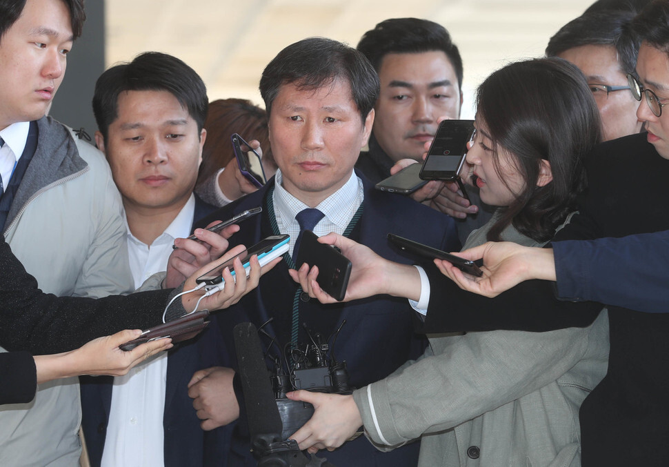 Former Blue House Secretary Ahn Bong-geun arrives at the Seoul Central District Prosecutor’s Office following his arrest on bribery charges on Oct. 31 (by Shin So-young