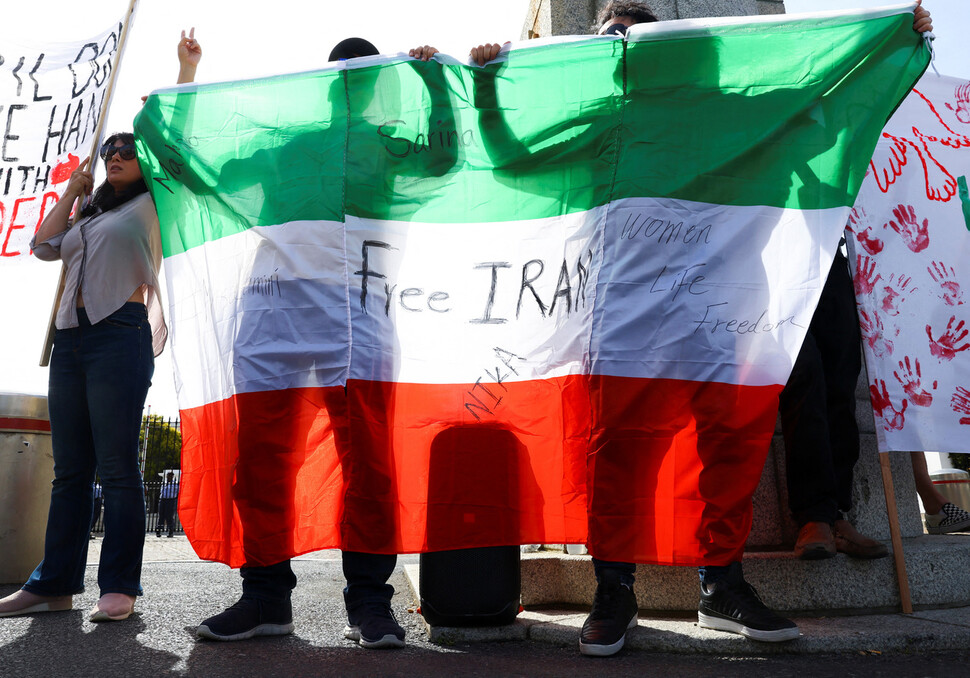 10월29일(현지시각) 남아프리카공화국 케이프타운에서 이란 반정부 시위에 연대하는 이들이 집회를 열고 이란 국기를 펼쳐 들고 있다. 케이프타운/로이터 연합뉴스