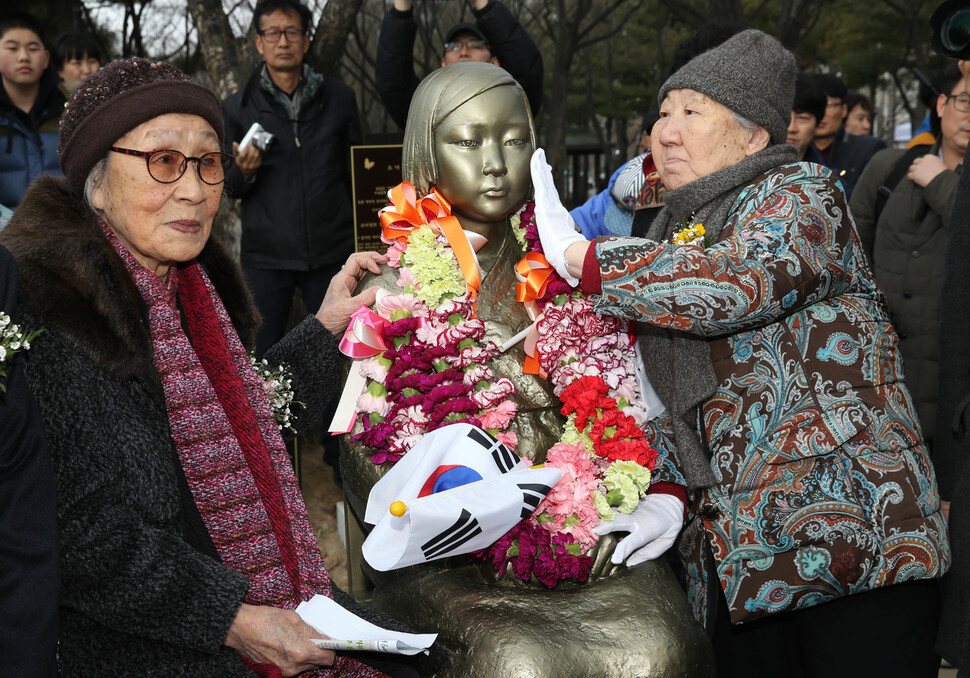 2015년 3월1일 오후 대전시청 앞 보라매근린공원에서 열린 대전 평화의 소녀상 제막식에서 일본군 위안부 피해자인 김복동(왼쪽), 길원옥 할머니가 소녀상을 어루만지고 있다. 김봉규 기자