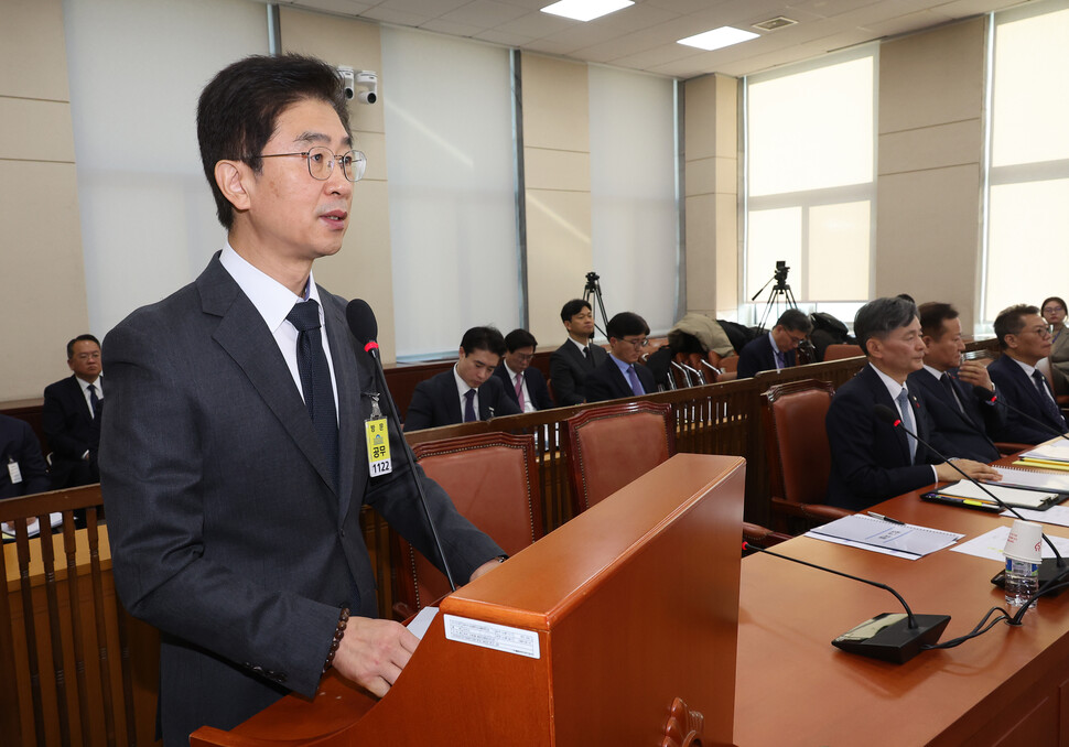 김봉식 서울경찰청장이 12월5일 서울 여의도 국회에서 윤석열 대통령의 비상계엄 선포·해제 경위와 관련 현안 질의를 위해 열린 행정안전위원회 전체회의에서 업무보고를 하고 있다. 연합뉴스