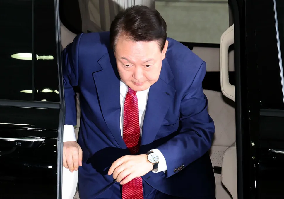 [포토] 지각 예고와 달리 9시 정각 특검 도착한 윤 …