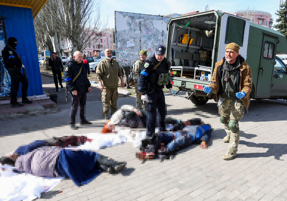 2022년 4월8일 우크라이나 동부 돈바스 지역 도시 크라마토르스크의 기차역이 러시아군의 소행이 확실시되는 미사일 공격을 받아 50여 명이 숨진 가운데, 우크라이나 군인과 응급 구호 요원들이 폭발 현장을 수습하고 있다. AFP 연합뉴스