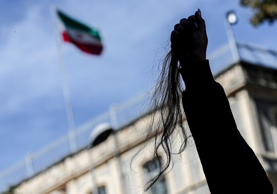 이란 “76명 죽었지만” 머리카락 깃발로 들었다…지구적 저항