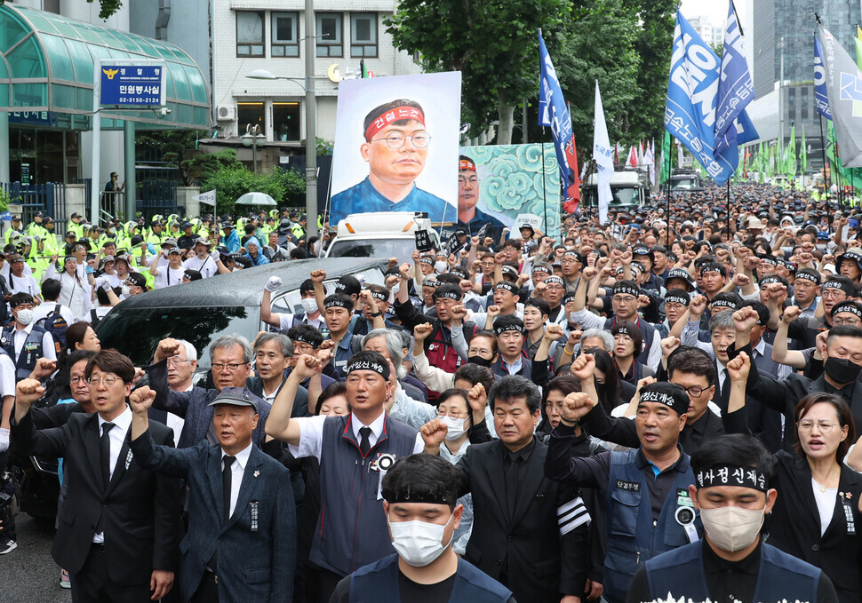 After Yang Hoe-dong’s coffin was borne out of the funeral hall of Seoul National University Hospital in Seoul, those participating in the funeral march arrive at the Korean National Police Agency headquarters in Seoul’s Seodaemun District on June 21. (Shin So-young/The Hankyoreh)