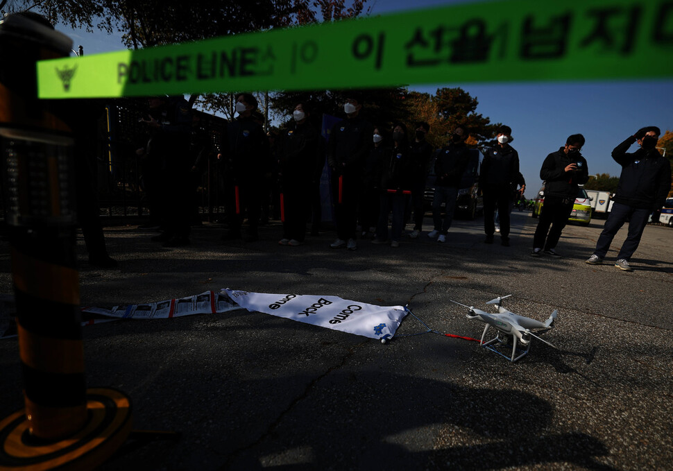 납북자피해가족연합이 연 기자회견 중 가지고 온 드론 소리가 너무 시끄러워 잠시 내려져 있다.