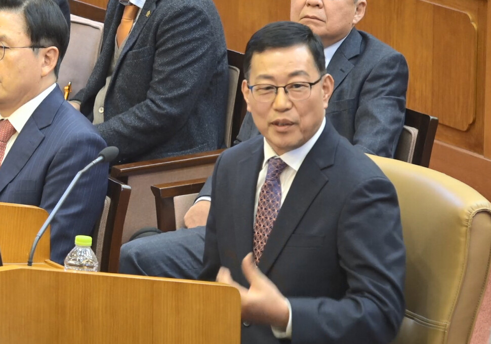 백종욱 전 국가정보원 3차장이 지난해 2월11일 서울 종로구 헌법재판소에서 열린 윤석열 전 대통령 탄핵심판 7차 변론에 증인으로 출석해 발언하고 있다. 연합뉴스