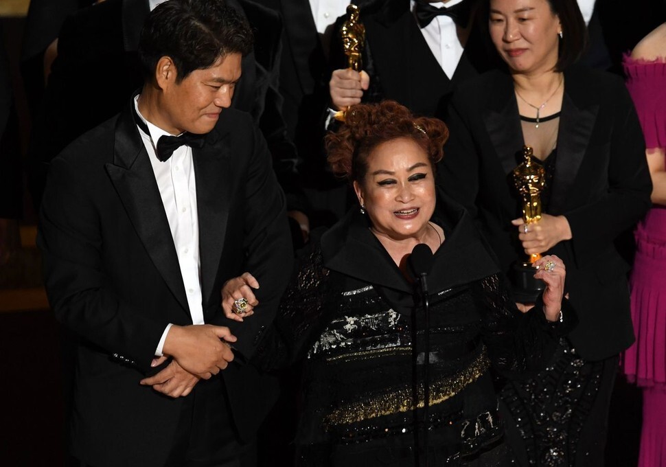 CJ Group Vice Chair Lee Mi-kyung, under the suspicious title of “chief producer,” makes an acceptance speech for the best picture award at the 2020 Academy Awards after Bong Joon-ho’s “Parasite” was announced the winner on Feb. 9. (Yonhap News)