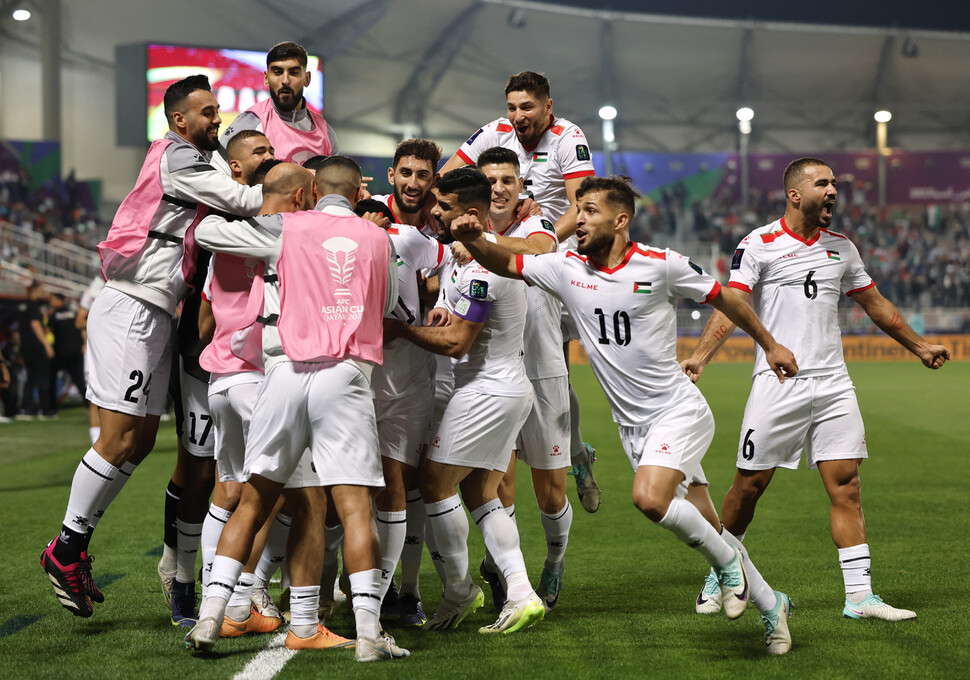 2024년 1월23일 홍콩과 치른 아시안컵 조별 예선전에서 승리한 팔레스타인 선수들이 기뻐하고 있다.