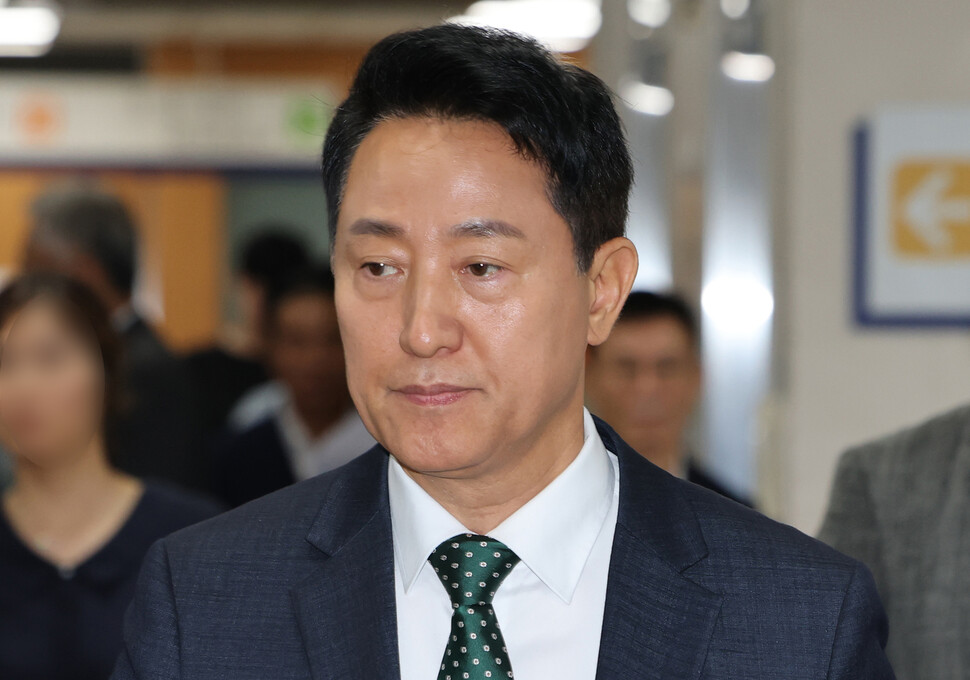 오세훈 서울시장이 21일 서울고법에서 열린 정치자금법 위반 혐의 2심 첫 공판에 출석하고 있다, 오 시장은 2021년 4·7 서울시장 보궐선거를 앞두고 명씨로부터 10차례에 걸쳐 여론조사 결과를 받아보고 후원자인 사업가 김한정씨에게 비용 3천300만원을 대신 내게 한 혐의로 작년 12월 불구속 기소됐다. 연합뉴스