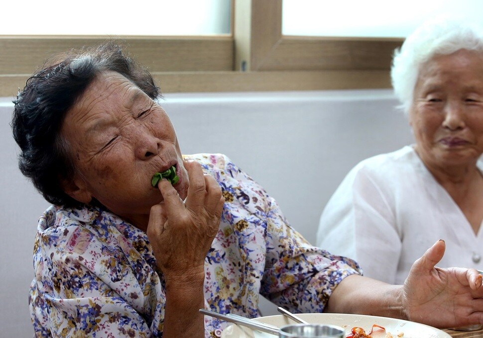 충남 공주시 정안면 어물리 마을 최병남(83) 할머니가 마을에서 준비한 저녁밥을 먹으며 즐거워한다.