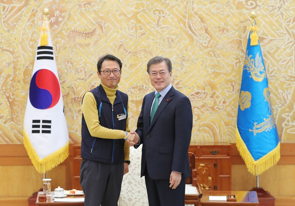 President Moon Jae-in shakes hands with Korean Confederation of Trade Unions President Kim Myung-hwan in advance of their discussion at the Blue House on Jan. 19. (provided by Blue House)