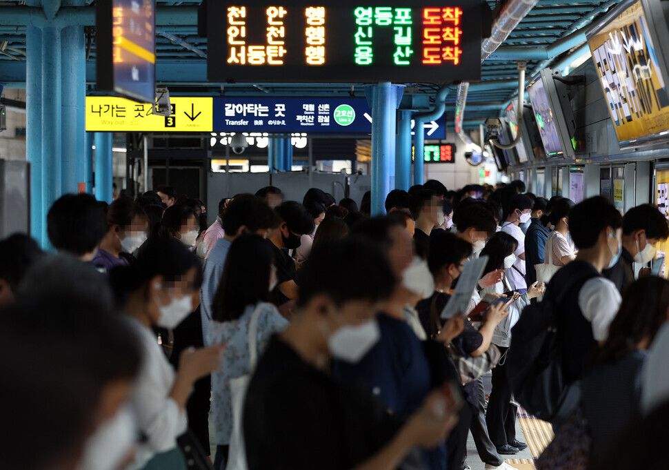 Subway riders wait for a train at Sindorim Station in Seoul on Thursday. (Yonhap News)