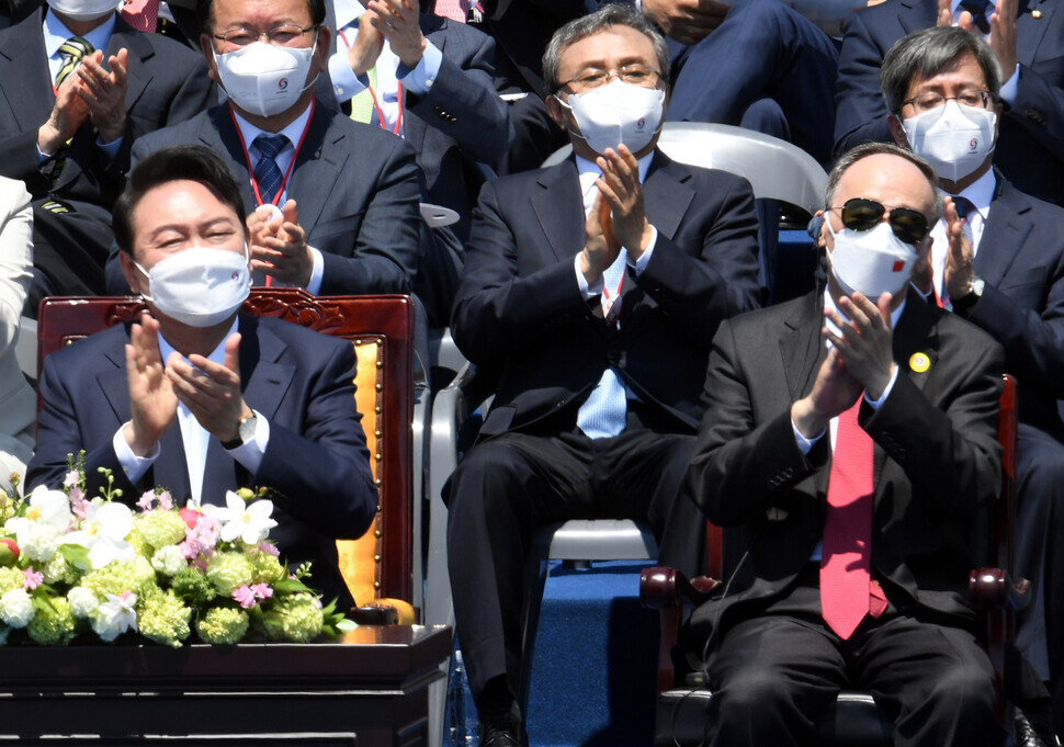 Chinese VP Wang Qishan (right) sits next to South Korean President Yoon Suk-yeol (left) at the inauguration ceremony held on the National Assembly lawn on May 10. (pool photo)