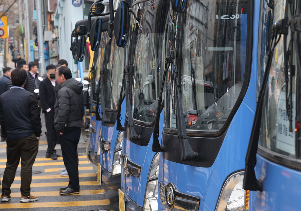 서울시는 민간이 운영하되 적자가 나면 지방자치단체가 이를 전액 보전하고, 성과 이윤도 추가로 지급하는 준공영제를 운영하고 있다. 가만 있어도 수익이 나는 이 사업에 사모펀드와 금융자본이 뛰어들었다. 한겨레 백소아 기자