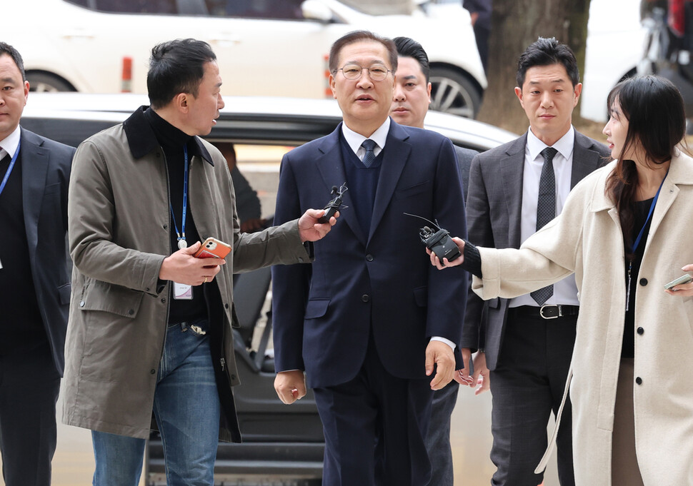 내란 중요임무 종사 및 직권남용 권리행사 방해 혐의로 구속영장이 청구된 박성재 전 법무부 장관이 13일 서울중앙지법에서 열린 영장실질심사에 출석하기 위해 법정으로 향하고 있다. 연합뉴스