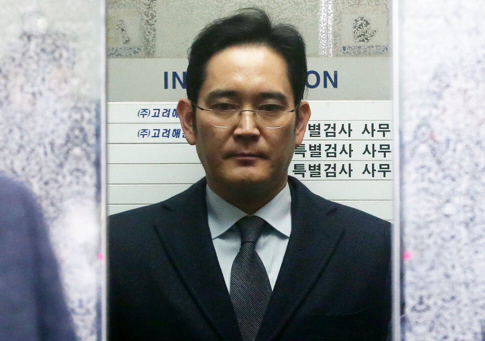Samsung Electronics Vice Chairman Lee Jae-yong arrives for questioning at the offices of the Special Prosecutor’s investigative team led by Park Young-soo
