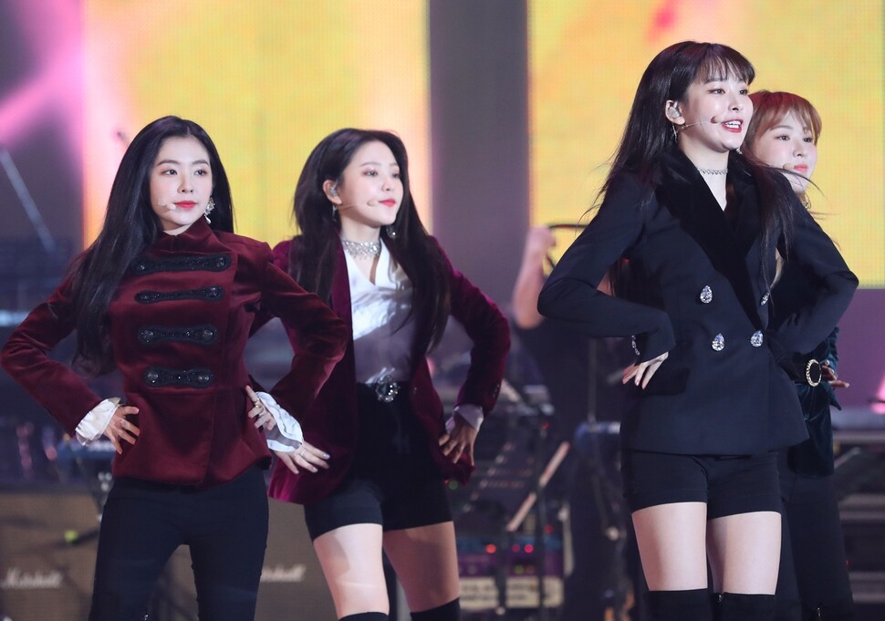 The South Korean pop group Red Velvet performs at the Ryugyong Chung Ju-yung Gymnasium in Pyongyang on Apr. 3. (Photo Pool)
