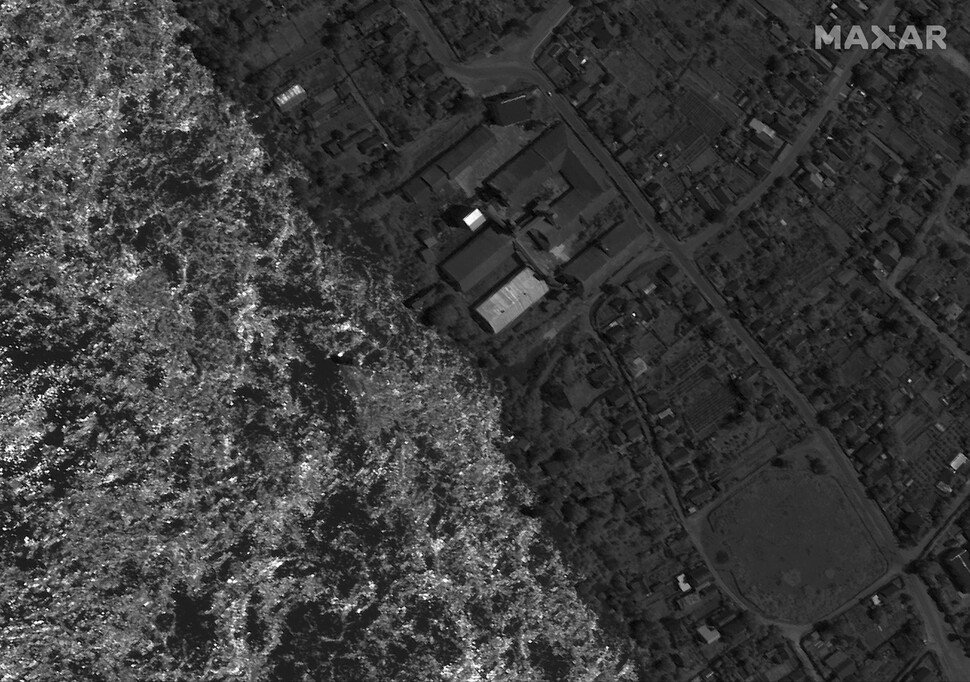 Una imagen satelital proporcionada por Barix Technologies muestra la represa Kahuka en Kherson, Ucrania, después de que estalló e inundó el área circundante.  AP Yonhap Noticias