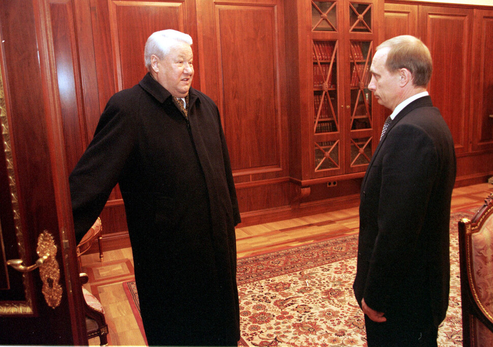 1999년 12월31일 보리스 옐친 당시 러시아 대통령(왼쪽)이 전격 사임 의사를 밝힌 뒤 대통령 권한대행을 맡은 블라디미르 푸틴 총리와 이야기를 나누고 있다. REUTERS