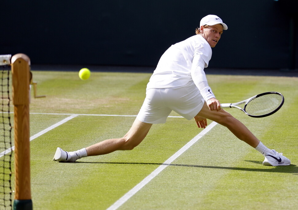 Yannik Shinner (Italy) is receiving shots from Carlos Alcaras (Spain) in the Wimbledon Men's Singles Finals held in All England Club in London, England on the 13th (local time). London/EPA Yonhap News