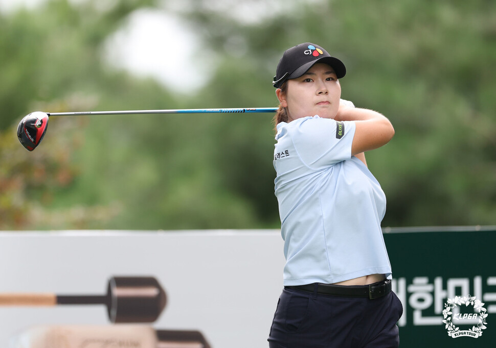 Hong Jung -min is taking a tee shot in the second round of the 4th round of the Korean Women's Professional Golf (KLPGA) Medi Hill and the Hankook Ilbo Championship held at the Mongver Country Club in Pocheon, Pocheon, Gyeonggi -do on the 17th. KLPGA provided