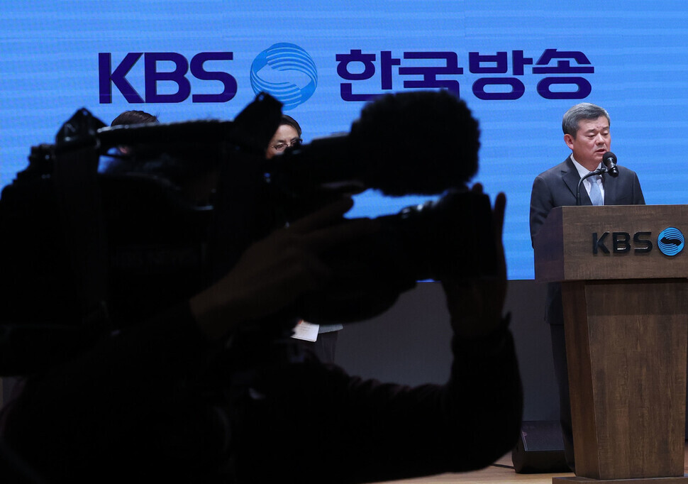 A cameraperson films KBS CEO Park Min’s press conference at the KBS Hall in Yeouido, Seoul, on Nov. 14. (Baek So-ah/The Hankyoreh)