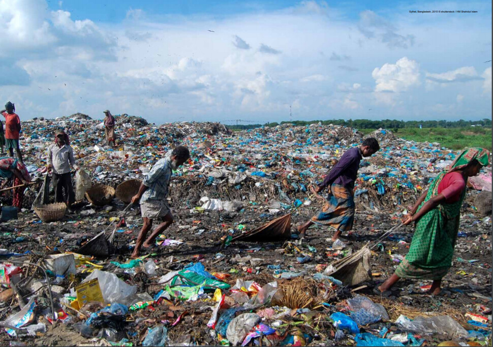 방글라데시 수도 다카에서 북동부 방향으로 230㎞ 떨어진 실렛주의 한 쓰레기 야적장에서 주민들이 작업을 하고 있다. WWF 제공